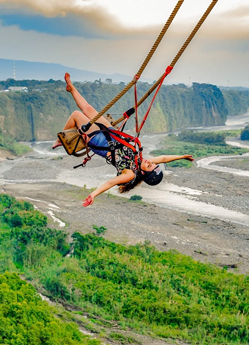 Secretaria que representa la presentación de la empresa, con naturaleza, idiomas y diversión